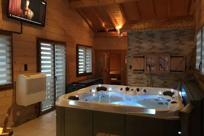 Image de Chalet Tout Confort Jacuzzi Sauna Billard Vue Lac 5mn Centre Ville