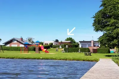 Image de Bungalow de vacances sur la rive nord-ouest du MĂĽritz avec vue directe sur le lac
