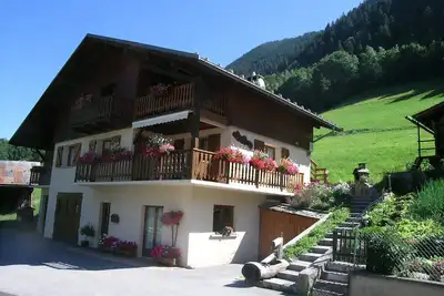 Image de A 2 pas des remontés, du centre du village, bel appartement avec terrasse et vue