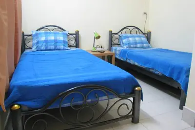 Chambre climatisée avec salle de bains attenante