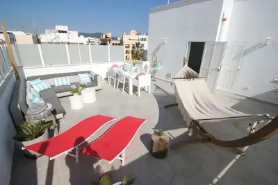 Top-moderne et confortable appartement en duplex avec grande terrasse à 100m de la mer