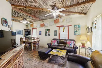 Image de Tucson à la maison dans un excellent emplacement en centre-ville w / patio meublé, cour, et barbecue au gaz