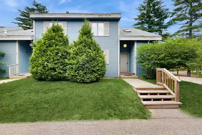 Image de Maison de ville de montagne familiale avec piscine partagée - en ville!