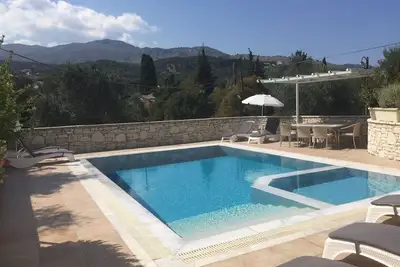 Image de Villa de qualité supérieure dans une position centrale paisible à Kassiopi. Vue mer et montagne