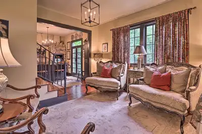 Image de Nouveau! Historic Saluda Cottage, Ă pied de la rue principale!