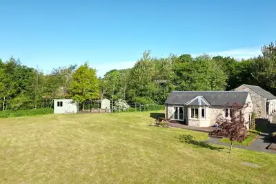 Image de **Nouvelle liste**<br>Le cottage du poète Ploughman est situé dans un cadre semi-rural.