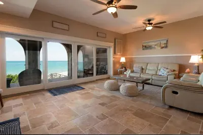 Image de Beach Front Condo avec une vue imprenable sur l'eau!