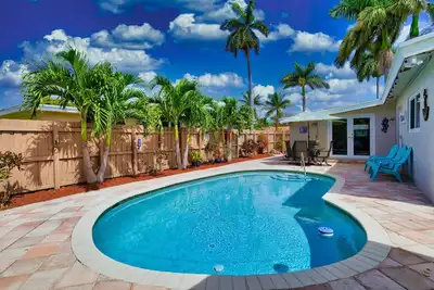 Image de Piscine privée, récemment rénovée / meublée maison à distance de marche de la plage!