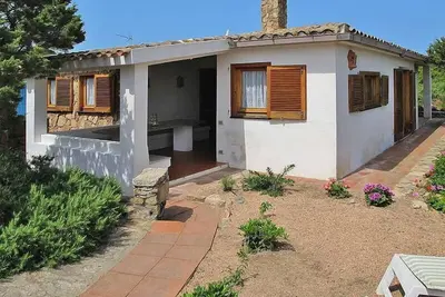 Image de Villa à quelques pas de la mer, entouré par un jardin avec des arbres, des plantes et des fleurs