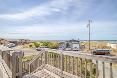 Image de Cozy Beach Castle a une vue panoramique, pont Wrap-Around avec vue sur l'océan!