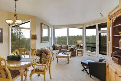 Image de Condo privé d'une chambre à coucher à Bend avec foyer au gaz et accès au centre de remise en forme.