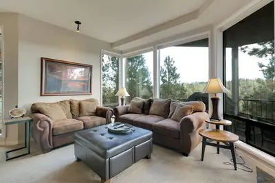 Image de Condo privé d'une chambre à coucher à Bend avec foyer au gaz et accès au centre de remise en forme.