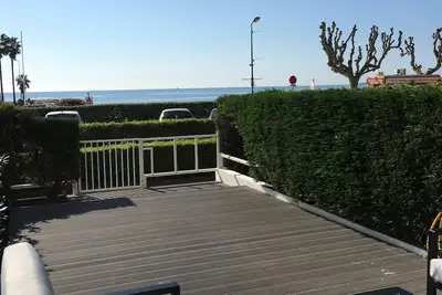 Image de Appartement 34 m² chambre cabine Golfe Juan Rez de jardin Terrasse front de Mer