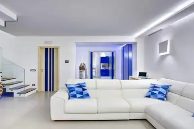 Un élégant appartement de 2 chambres récemment rénové avec vue imprenable sur la mer
