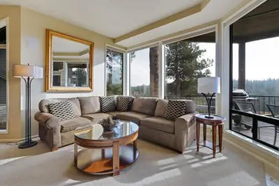 Image de Condo privé de deux chambres avec vue sur la rivière à Bend avec foyer au gaz et accès au centre de remise en forme.