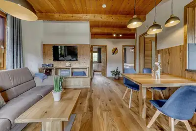 Image de Cottage dans la construction en bois avec terrasse