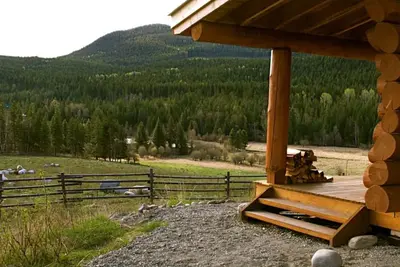 Image de Cabane en rondins moderne au bord d'un lac privé