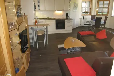 Image de Lumineux, convivial, 75m² grand appartement au rez-de-chaussée avec entrée séparée