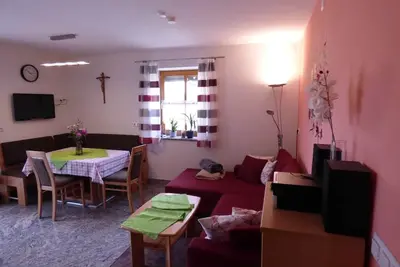 Image de Appartement confortable de 70m² situé au rez-de-chaussée et pouvant accueillir jusqu'à 4 personnes avec vue sur le jardin