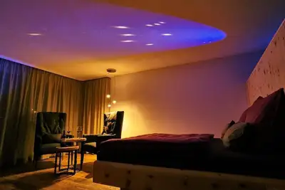 Image de Studio moderne (50 m2) avec terrasse et grande salle de bain