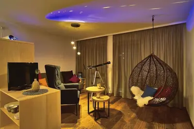 Image de Suite moderne (55 m2) avec douche Kneipp et fauteuil suspendu
