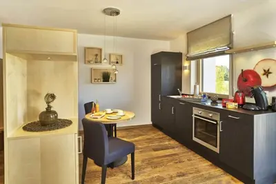 Image de Studio moderne (50 m2) avec douche Kneipp et cabine infrarouge