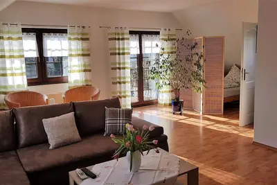 Image de maison de vacances entièrement équipée avec beau jardin et barbecue