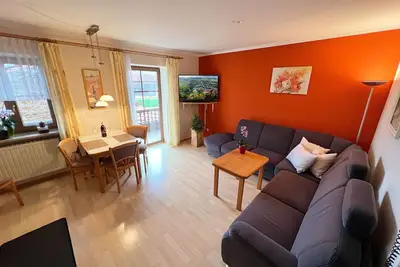 Image de Appartement confortable avec balcon et salle de bain spacieuse avec douche et fenêtre