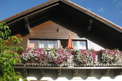 Appartement avec grand jardin avec deux terrasses, pelouse et barbecue