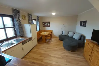 Image de Appartement rénové au rez-de-chaussée avec terrasse commune