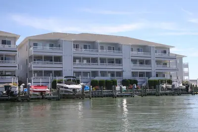 Image de Luxe Bay Front Condo à Mid Ocean Ville Ville avec piscine