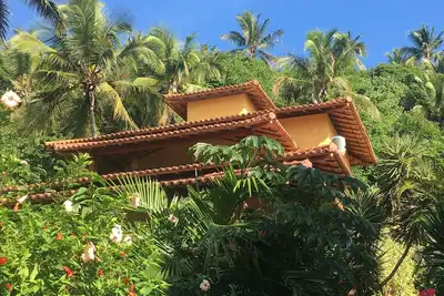 Tide Guest House, une maison de luxe à Pitinga marche vraiment dans le sable.