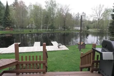 Image de Accueil sur le front de mer «Yellow Perch» de gland paresseux sur le canal du lac Mitchell