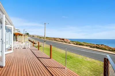 Image de Salomon Sea Haus - 4 Guests | 2 Bedrooms | 2 Beds | 2 En-Suite Bathrooms | 2 Car Master Bedroom: Queen bed, Bedroom 2: Queen bed, both bedrooms have an en-suite bathroom.
