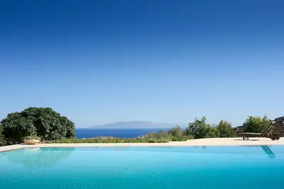 Image de Bouton Benjamin avec piscine à débordement près de la plage Super Paradise de Jj Hospitality
