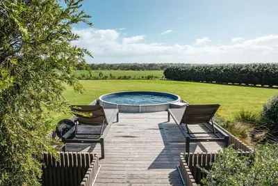 Image de Vue de Merricks - perspectives rurales avec court de tennis et piscine