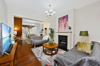 Image de Maison de 3 chambres à coucher, près de la ville, de la gare et des cafés