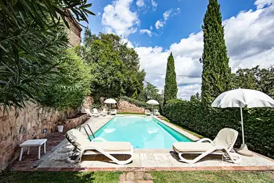 Image de appartement Pittoresque et magnifique avec jardin, piscine et parking.