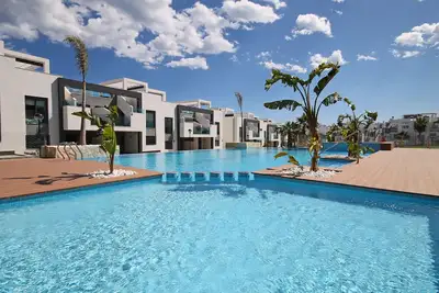 Image de A louer: Penthouse Casa Esmeralda avec grande terrasse sur le toit, vue mer et piscine.