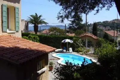 Image de Maison de caractère avec jardin et piscine