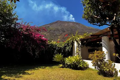 Image de Maison harmonique, jardin, volcan, piscine, mer.
