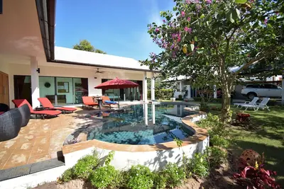 Image de Villa 4 chambres avec piscine privée dans un jardin clos