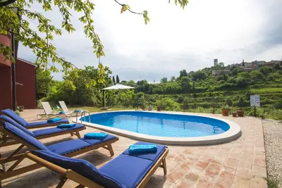 Image de Maison individuelle dans un endroit calme et ensoleillé avec piscine