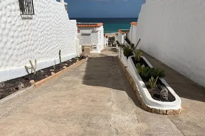 Bungalow bien entretenu à seulement 3 minutes à pied de la plage de sable blanc
