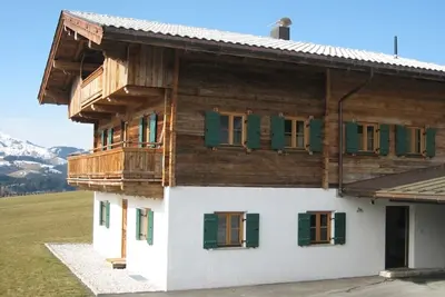 Image de maison de campagne de montagne, pour vivre seul dans un emplacement de rĂŞve