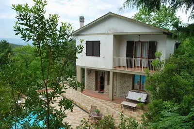 Image de Grande villa confortable avec vue, jardin et piscine