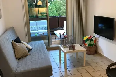 Image de In a green setting with air conditioning, swimming pool and tennis