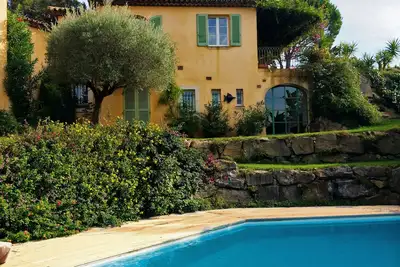 Image de Presqu’île de Saint Tropez, grande villa à 100 m de la mer