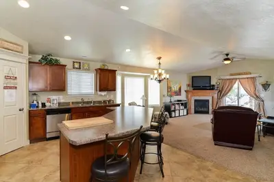 Image de 3br 2ksf Custom Slc Home pour 5-7 personnes avec cabane pour enfants + grande cuisine + cheminée