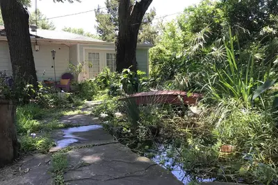 Image de Secret Garden-Near Downtown Houston-Entrée privée